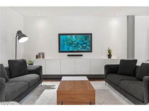 17 Thomas Street, St. Catharines, ON - Indoor Photo Showing Living Room