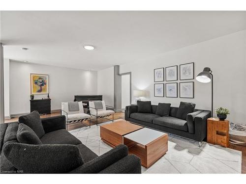 17 Thomas Street, St. Catharines, ON - Indoor Photo Showing Living Room