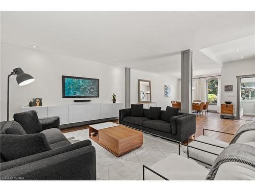 17 Thomas Street, St. Catharines, ON - Indoor Photo Showing Living Room