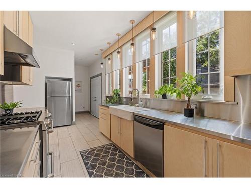 17 Thomas Street, St. Catharines, ON - Indoor Photo Showing Kitchen