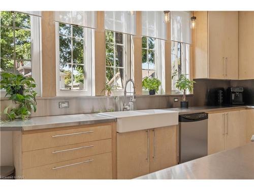 17 Thomas Street, St. Catharines, ON - Indoor Photo Showing Kitchen