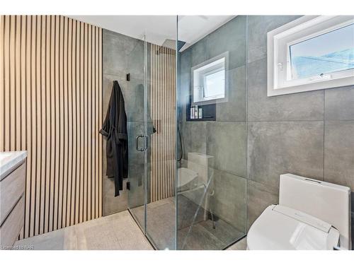 17 Thomas Street, St. Catharines, ON - Indoor Photo Showing Bathroom