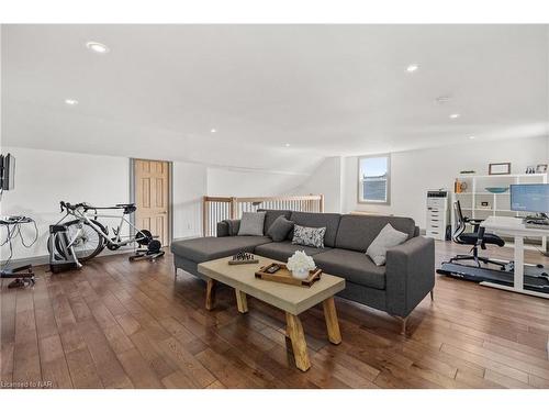 17 Thomas Street, St. Catharines, ON - Indoor Photo Showing Living Room