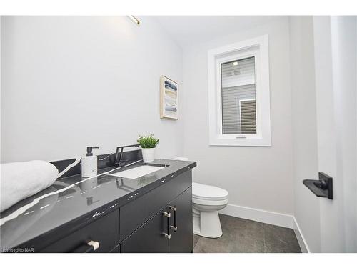 25 Alicia Crescent, Thorold, ON - Indoor Photo Showing Bathroom