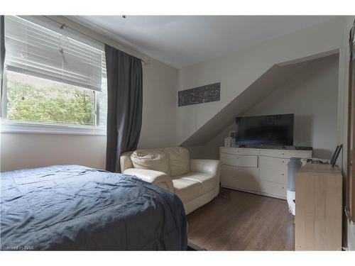 4 Haig Street, St. Catharines, ON - Indoor Photo Showing Bedroom