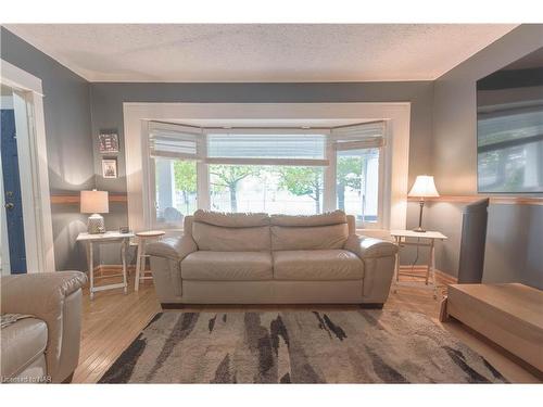 4 Haig Street, St. Catharines, ON - Indoor Photo Showing Living Room