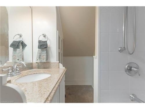 4 Haig Street, St. Catharines, ON - Indoor Photo Showing Bathroom