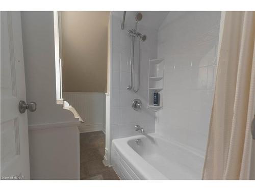 4 Haig Street, St. Catharines, ON - Indoor Photo Showing Bathroom