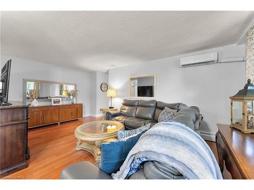 309-6390 Huggins Street, Niagara Falls, ON - Indoor Photo Showing Living Room