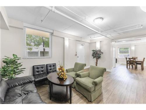 309-6390 Huggins Street, Niagara Falls, ON - Indoor Photo Showing Living Room