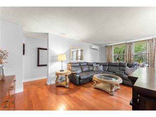 309-6390 Huggins Street, Niagara Falls, ON - Indoor Photo Showing Living Room