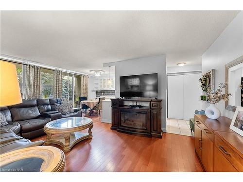 309-6390 Huggins Street, Niagara Falls, ON - Indoor Photo Showing Living Room