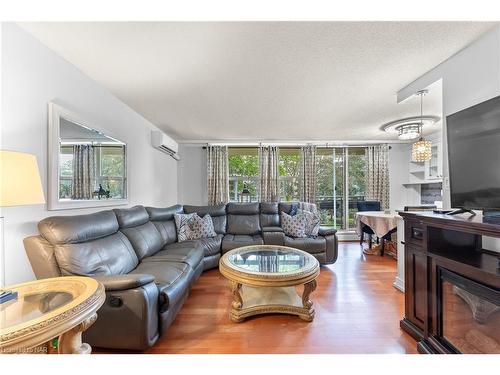 309-6390 Huggins Street, Niagara Falls, ON - Indoor Photo Showing Living Room