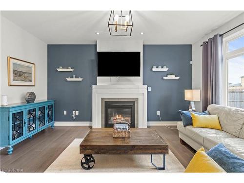 28 Venture Way, Thorold, ON - Indoor Photo Showing Living Room With Fireplace