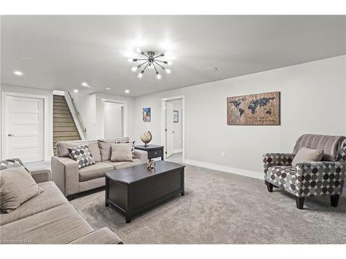 28 Venture Way, Thorold, ON - Indoor Photo Showing Living Room