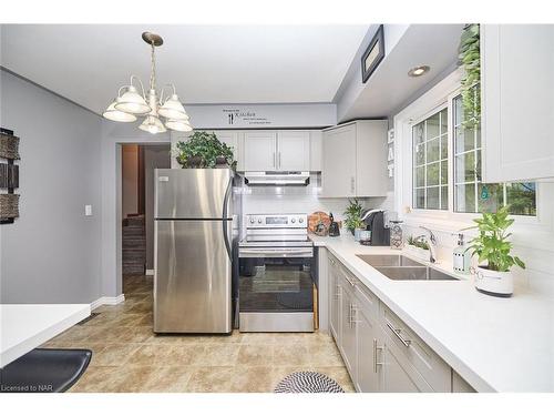 6529 Dalena Place, Niagara Falls, ON - Indoor Photo Showing Kitchen With Double Sink