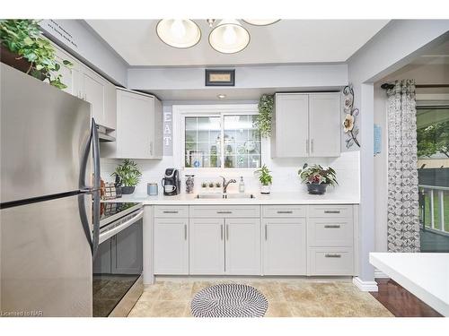 6529 Dalena Place, Niagara Falls, ON - Indoor Photo Showing Kitchen With Double Sink