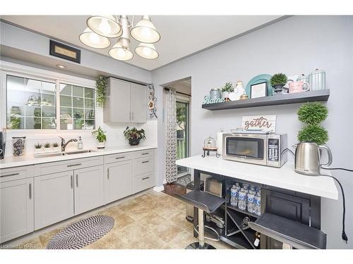 6529 Dalena Place, Niagara Falls, ON - Indoor Photo Showing Kitchen With Double Sink