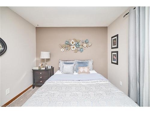 6529 Dalena Place, Niagara Falls, ON - Indoor Photo Showing Bedroom