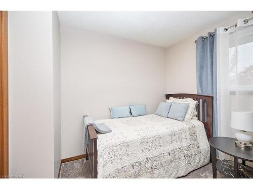 6529 Dalena Place, Niagara Falls, ON - Indoor Photo Showing Bedroom