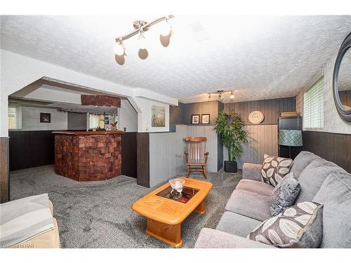 6529 Dalena Place, Niagara Falls, ON - Indoor Photo Showing Living Room