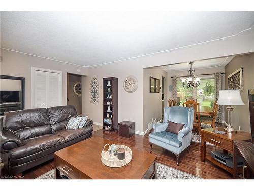 6529 Dalena Place, Niagara Falls, ON - Indoor Photo Showing Living Room