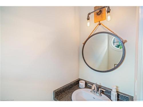 84 Dunrobin Lane, Grimsby, ON - Indoor Photo Showing Bathroom