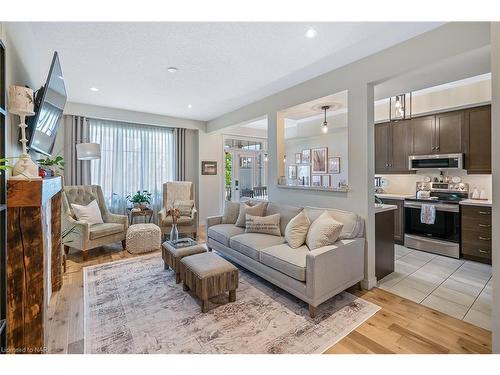 84 Dunrobin Lane, Grimsby, ON - Indoor Photo Showing Living Room