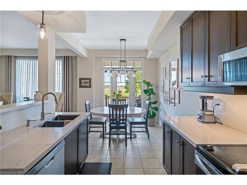 84 Dunrobin Lane, Grimsby, ON - Indoor Photo Showing Kitchen With Double Sink With Upgraded Kitchen