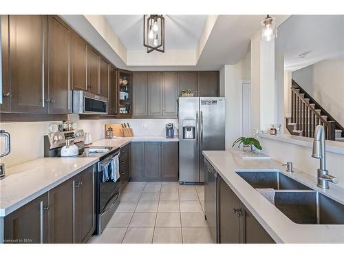 84 Dunrobin Lane, Grimsby, ON - Indoor Photo Showing Kitchen With Double Sink With Upgraded Kitchen