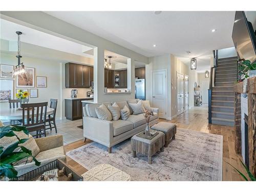 84 Dunrobin Lane, Grimsby, ON - Indoor Photo Showing Living Room