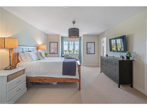 84 Dunrobin Lane, Grimsby, ON - Indoor Photo Showing Bedroom