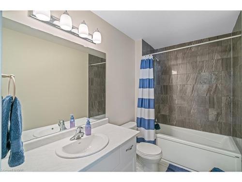 84 Dunrobin Lane, Grimsby, ON - Indoor Photo Showing Bathroom