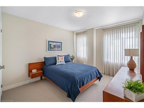 84 Dunrobin Lane, Grimsby, ON - Indoor Photo Showing Bedroom