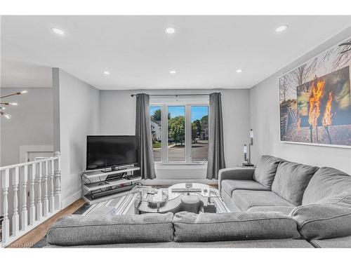 18 Rainbow Court, Welland, ON - Indoor Photo Showing Living Room