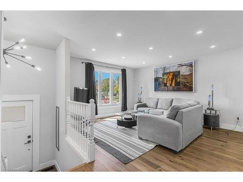 18 Rainbow Court, Welland, ON - Indoor Photo Showing Living Room