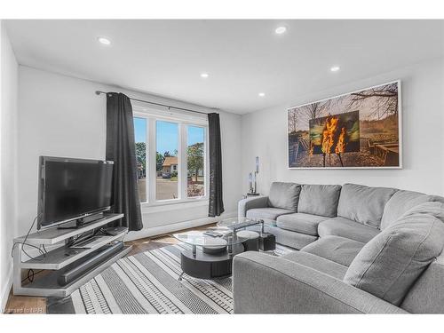 18 Rainbow Court, Welland, ON - Indoor Photo Showing Living Room