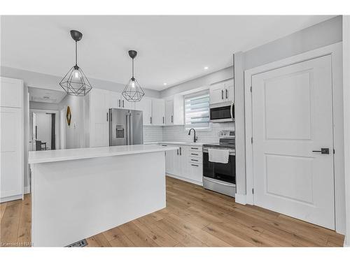 18 Rainbow Court, Welland, ON - Indoor Photo Showing Kitchen With Upgraded Kitchen