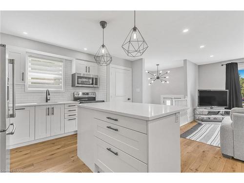 18 Rainbow Court, Welland, ON - Indoor Photo Showing Kitchen With Upgraded Kitchen