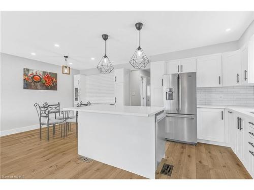 18 Rainbow Court, Welland, ON - Indoor Photo Showing Kitchen With Upgraded Kitchen