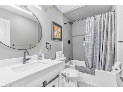 18 Rainbow Court, Welland, ON - Indoor Photo Showing Bathroom