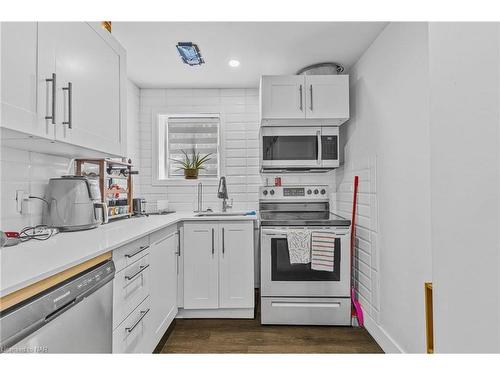 18 Rainbow Court, Welland, ON - Indoor Photo Showing Kitchen