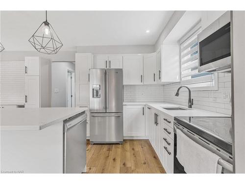 18 Rainbow Court, Welland, ON - Indoor Photo Showing Kitchen With Upgraded Kitchen