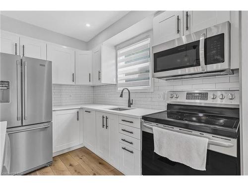 18 Rainbow Court, Welland, ON - Indoor Photo Showing Kitchen With Upgraded Kitchen