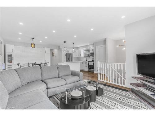 18 Rainbow Court, Welland, ON - Indoor Photo Showing Living Room