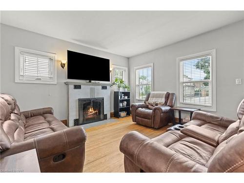 6386 Crawford Street, Niagara Falls, ON - Indoor Photo Showing Living Room With Fireplace