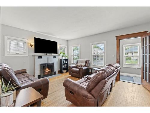 6386 Crawford Street, Niagara Falls, ON - Indoor Photo Showing Living Room With Fireplace