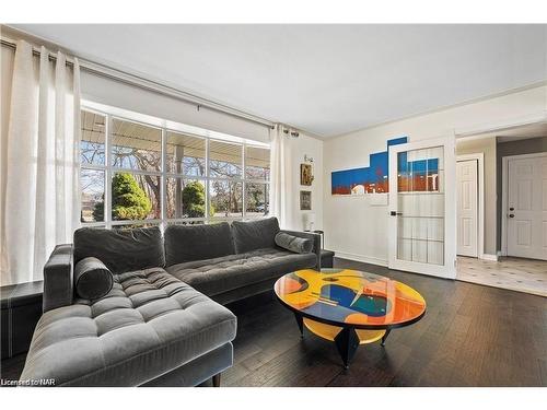 375 Mississauga Street, Niagara-On-The-Lake, ON - Indoor Photo Showing Living Room