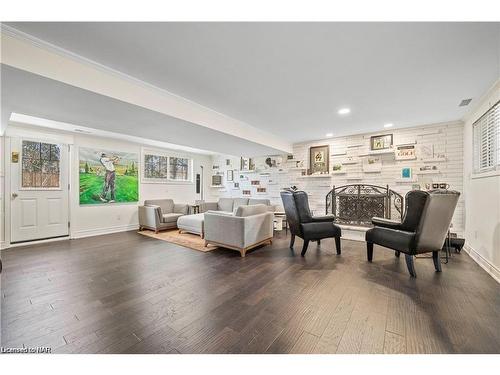 375 Mississauga Street, Niagara-On-The-Lake, ON - Indoor Photo Showing Living Room