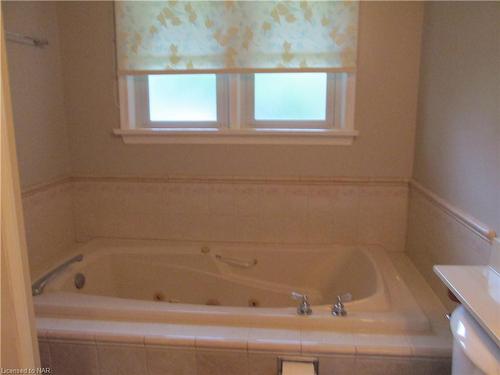 6 East Hampton Road, St. Catharines, ON - Indoor Photo Showing Bathroom